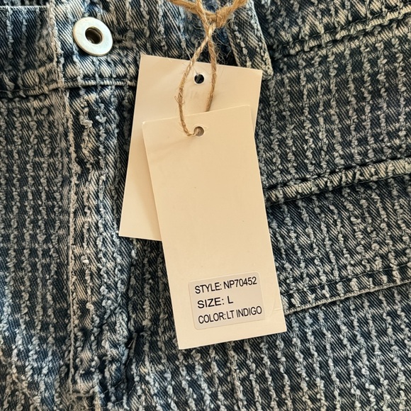 Textured denim shorts! Front pockets, tulip side hem design w/ side slits. - Picture 4 of 9